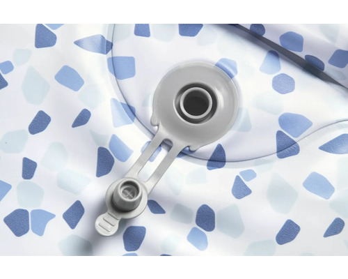 Detailansicht eines aufblasbaren Pools mit grauem Ventil