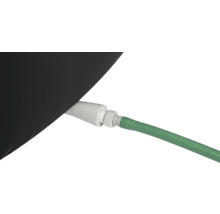 Detailansicht eines Gartenschlauchs, der an ein schwarzes Produkt angeschlossen ist