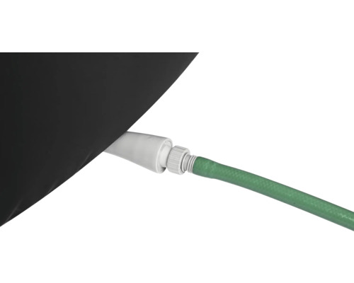 Detailansicht eines Gartenschlauchs, der an ein schwarzes Produkt angeschlossen ist