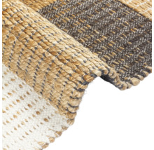 Detailansicht eines Teppichs mit unterschiedlichen Webmustern und Materialien