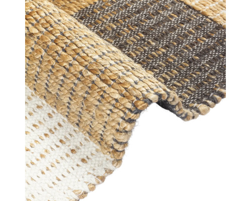 Detailansicht eines Teppichs mit unterschiedlichen Webmustern und Materialien