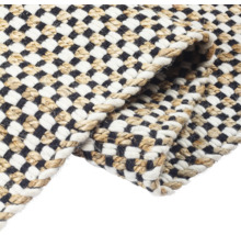 Nahaufnahme eines geflochtenen Teppichs mit Schachbrettmuster