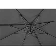 Unteransicht eines geöffneten Sonnenschirms mit Metallgestell