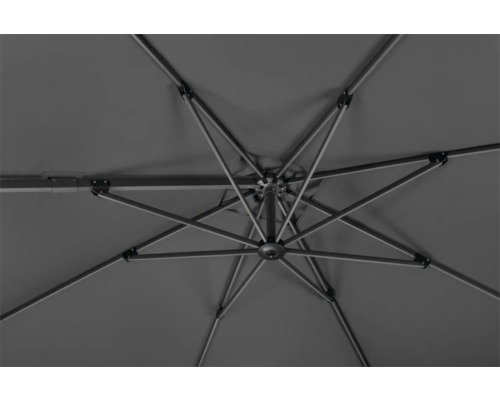 Unteransicht eines geöffneten Sonnenschirms mit Metallgestell