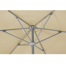 Detailansicht der Konstruktion eines Sonnenschirms von unten