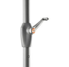 Detailansicht des Kurbelmechanismus eines Sonnenschirms mit Schneider Schirme Logo