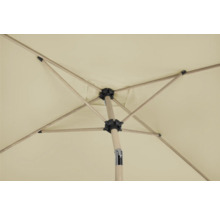 Blick von unten in einen Sonnenschirm mit Holzstreben