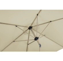 Blick von unten auf einen Gartenschirm mit hellem Schirmdach und Gestell