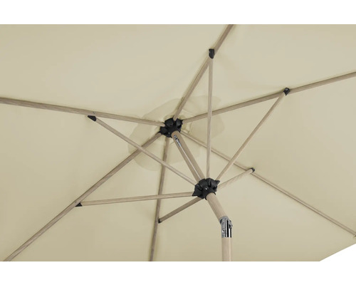 Blick von unten auf einen Gartenschirm mit hellem Schirmdach und Gestell