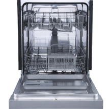 Geöffneter Geschirrspüler mit Körben für Geschirr und Besteck