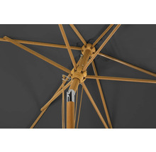 Detailansicht eines geöffneten Sonnenschirms mit Holzgestell und dunklem Schirmbezug