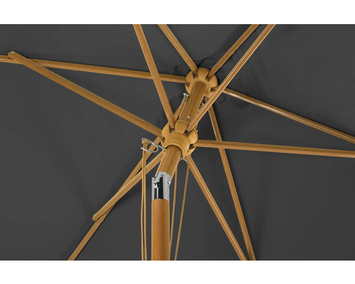 Detailansicht eines geöffneten Sonnenschirms mit Holzgestell und dunklem Schirmbezug