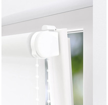 Nahaufnahme eines weißen Rollos am Fenster