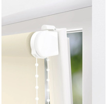 Detailansicht eines Rollos mit Kettenzug am Fenster