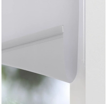 Detailansicht eines weißen Rollos am Fenster