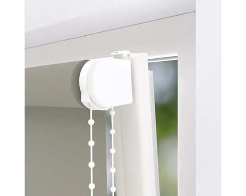 Detailansicht eines Rollos mit Kettenzug zur Fensterdekoration