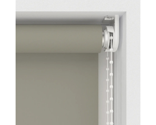 Rollo mit Kettenzug am Fenster