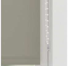 Graues Rollo mit Bedienkette am Fenster