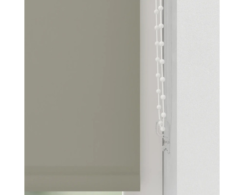 Graues Rollo mit Bedienkette am Fenster