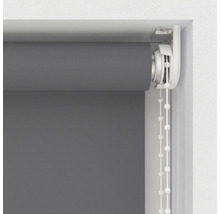 Graues Rollo mit Kettenzug im Fensterrahmen.