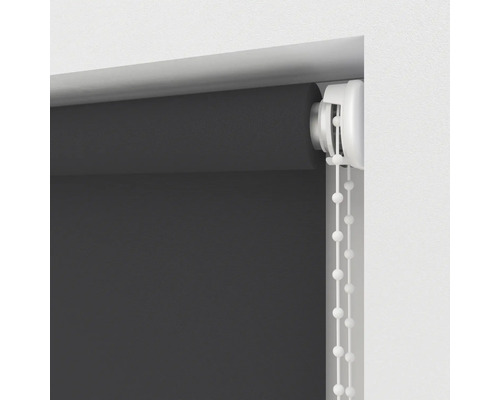 Detailansicht einer grauen Rollos mit Kettenzug