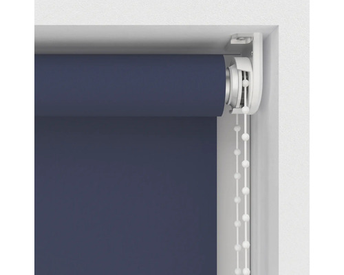 Dunkelblaue Rollmarkise mit Kettenzug in einem Fensterrahmen.