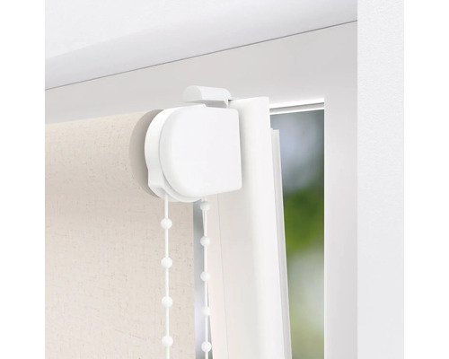 Detailansicht eines Rollos mit Kettenzug am Fenster