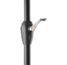 Detailaufnahme eines Sonnenschirmständers mit Kurbelmechanismus und Schneider Schirme Logo