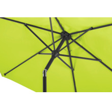 Detailansicht eines geöffneten, hellgrünen Sonnenschirms mit schwarzem Gestell