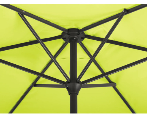 Unteransicht eines geöffneten Sonnenschirms mit Metallgestell