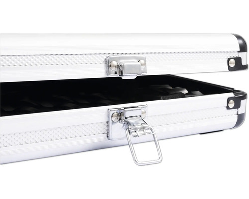 Geöffneter Werkzeugkoffer aus Aluminium mit silbernen Verschlüssen