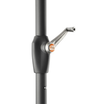 Detailansicht eines Sonnenschirms mit Kurbelmechanismus und Schneider Schirme Logo