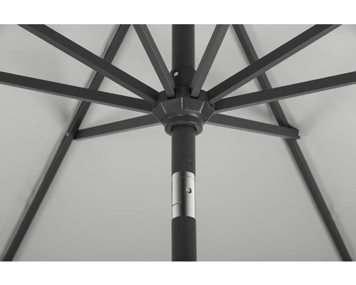 Detailansicht eines Sonnenschirms mit Gestell und Mast