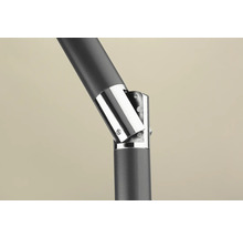 Detailansicht eines Sonnenschirms mit Metallgelenk