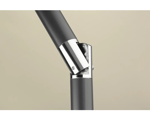 Detailansicht eines Sonnenschirms mit Metallgelenk