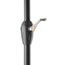 Detailaufnahme des Kurbelmechanismus eines Sonnenschirms mit Schneider Schirme Logo