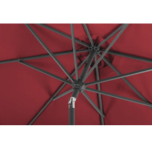 Detailansicht von unten eines roten Sonnenschirms mit Gestell