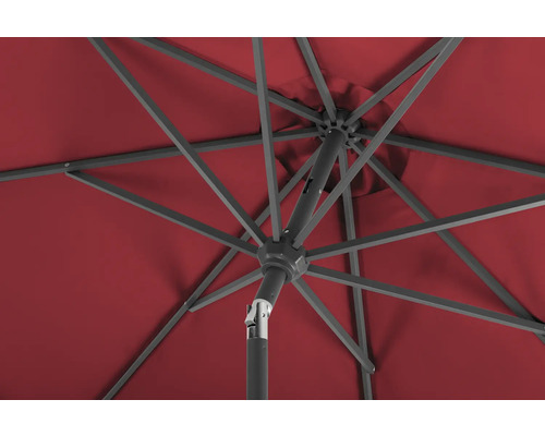Detailansicht von unten eines roten Sonnenschirms mit Gestell