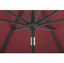 Detailansicht eines Sonnenschirms mit Gestell und Bezug