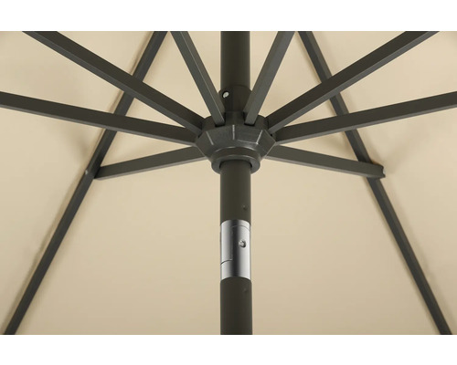 Detailansicht eines Sonnenschirms mit Metallgestell und Stoffbespannung