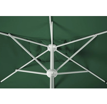 Detailansicht von unten eines grünen Sonnenschirms mit weißem Gestell