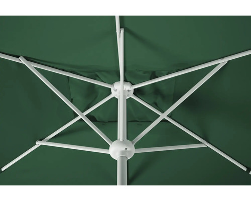 Detailansicht von unten eines grünen Sonnenschirms mit weißem Gestell