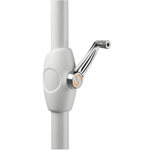 Detailansicht eines Sonnenschirmständers mit Schneider Logo und Kurbel