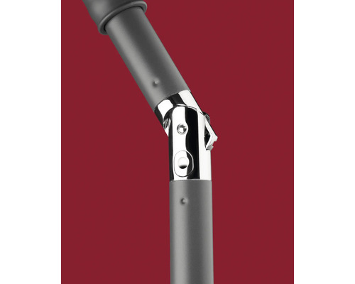 Detailaufnahme des neigbaren Schirms mit Metallelementen