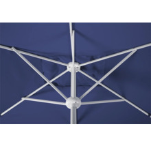 Unteransicht eines Sonnenschirms mit weißem Gestell