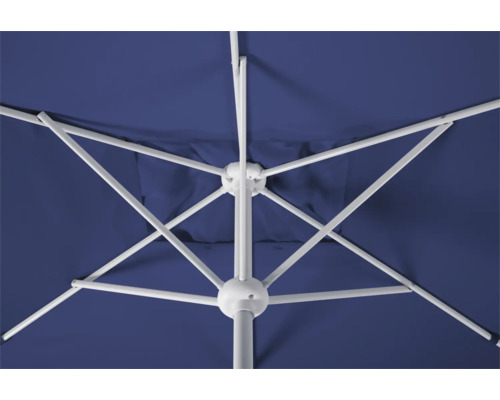 Unteransicht eines Sonnenschirms mit weißem Gestell