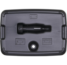 Unterseite eines rechteckigen Behälters mit Aussparungen für Zubehör.