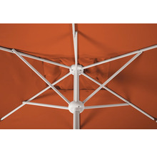 Detailansicht der Unterseite eines Sonnenschirms mit weißem Gestell