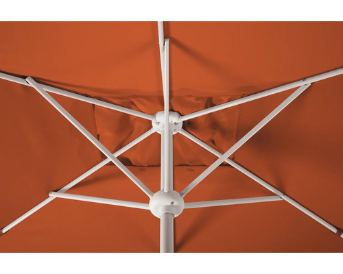 Detailansicht der Unterseite eines Sonnenschirms mit weißem Gestell