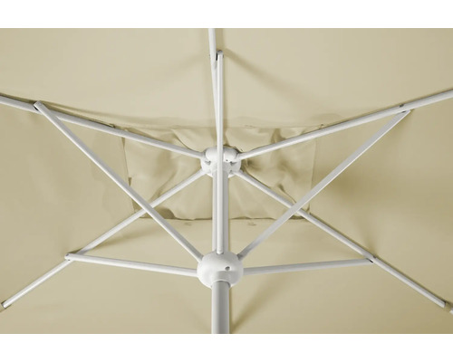 Unteransicht eines Sonnenschirms mit Gestell